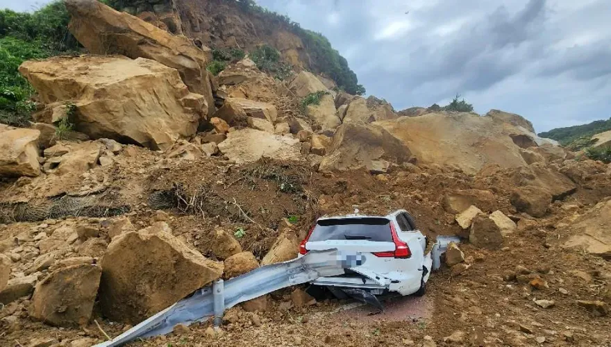 影/「瑞典坦克」擋災？基隆山崩夫妻連人帶車遭掩埋 　超幸運後門還能開急逃