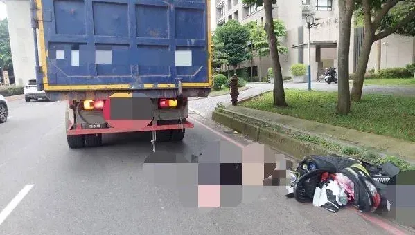 快訊/淡水死亡車禍！28歲騎士自摔　慘遭大貨車輾爆頭