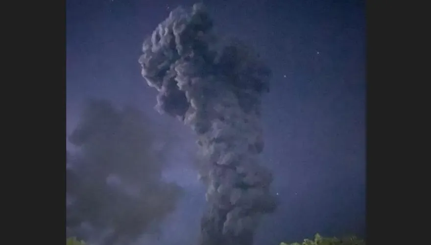 警戒升級！菲律賓火山噴發　煙柱直竄5千公尺高空
