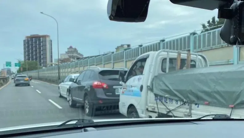 快訊/北市環快「3車追撞」！　幸無傷亡...但後方堵爆「直到華江橋」