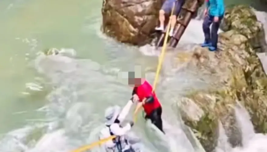 影/驚險畫面曝！ 2背包客打卡廢棄景點遭激流沖走溺亡　網歎：步步錯