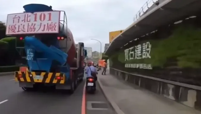 影/「移動神主牌」超車硬鑽水泥車縫隙！新北三重「三寶騎法」網超怒