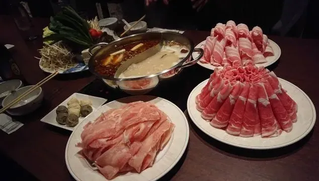 男童腹痛狂拉！發燒2天竟染沙門氏菌　醫揭「這種火鍋沾醬」超可怕