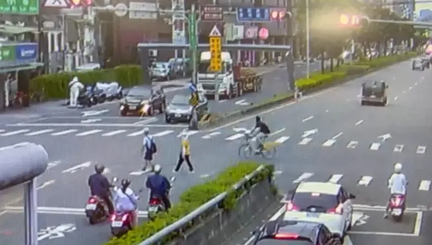 快訊/新北吊車撞3.8米限高桿！永和環河東路下班塞爆　驚悚瞬間曝