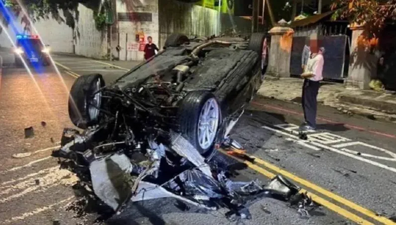 高雄500萬奧迪跑車自撞翻車！車頭全毀零件四散　驚悚畫面曝