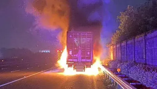 緊急「身首分離」避災！國1溪州段火燒貨櫃車　駕駛急停路肩開走車頭逃命