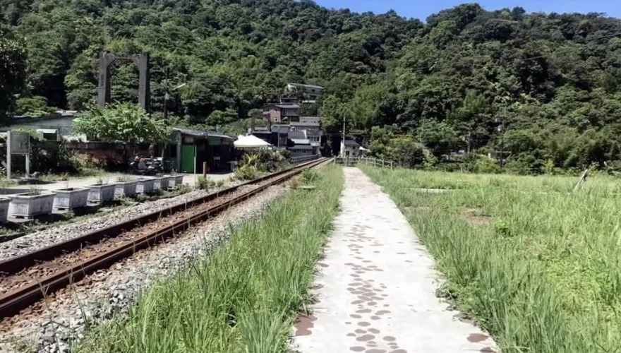 網紅走鐵路橋挨罰1萬元！他發聲抱不平：對旅人不友善　新北市府回應了