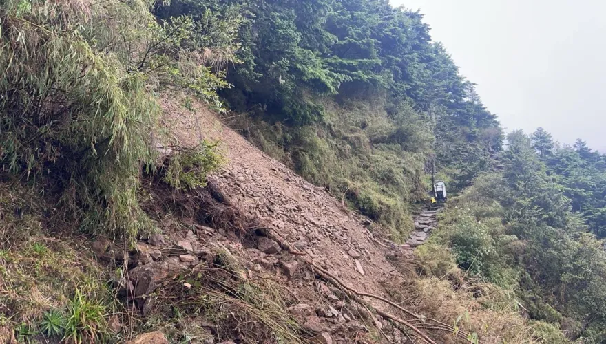 快訊/玉山邊坡也崩了！主峰步道「土石覆蓋20m」　玉管處緊急宣布：暫停入園