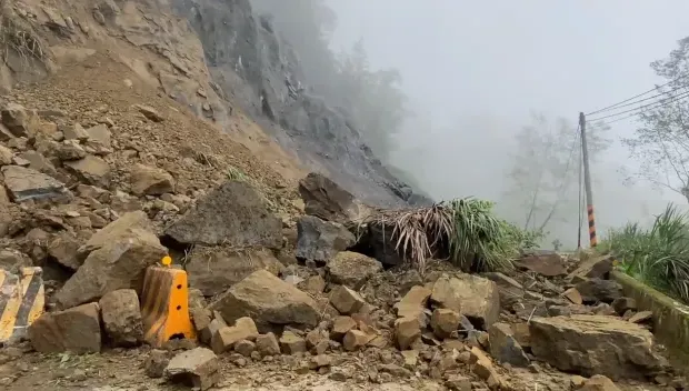 快訊/3天3起山崩！嘉義166縣道「梅山-瑞里」土石坍　道路中斷