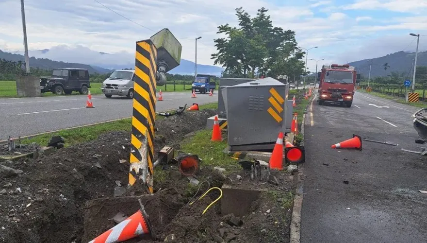 開車族歡呼喊爽！1年「送」2萬張超速罰單　「花蓮測速王」遭休旅車撞歪