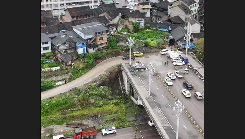 最牛釘子戶！大橋蓋好7年「慘淪斷頭橋」　住戶爽當免費停車場