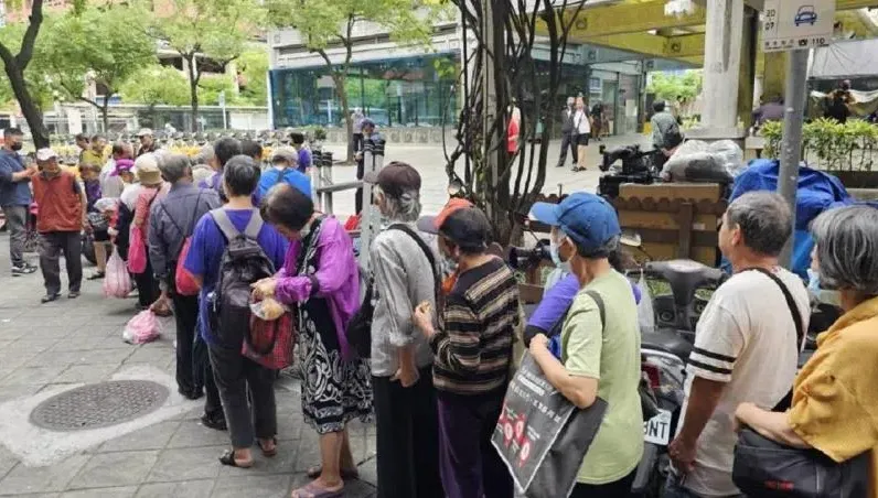 愛心被濫用！義工忍無可忍控：街友愛心餐被「專門戶」整袋提去賣