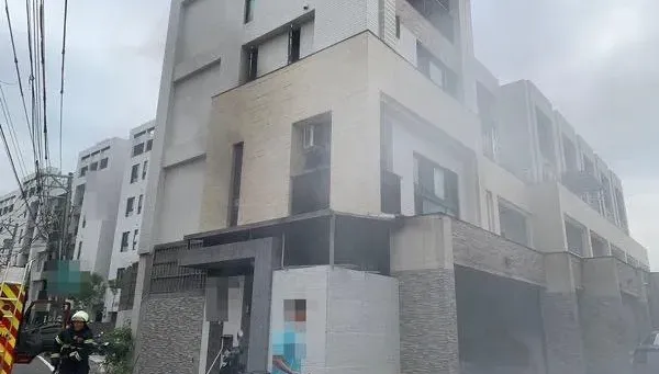 快訊/高雄大寮工廠宿舍火警！機車燒到剩殘骸　起火原因釐清中