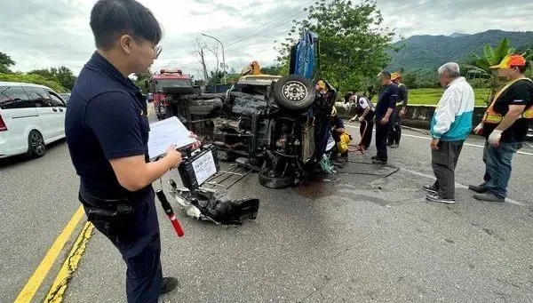 快訊/超車不慎出事！南橫公路55.2k「小貨車被撞側翻」駕駛受困