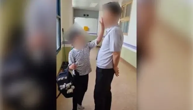 影/熊孩子有熊家長！南韓小學生「狂搧副校長巴掌」　母親赴校竟毆打班導