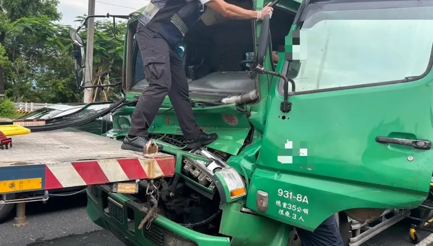 快訊/高雄追尾恐怖車禍！大貨車猛撞拖板車　車頭凹陷變形…駕駛受困