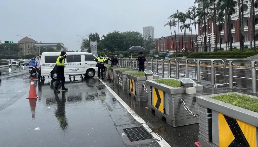 快訊/總統府前事故！男尿急忘拉手煞車　廂型車滑300米撞花台