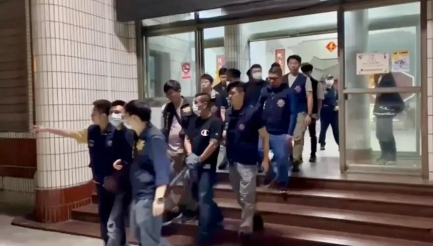 影/明仁會花蓮分會長籌跑路費恐嚇取財　率小弟擄人凌虐「身綁鞭炮點燃」