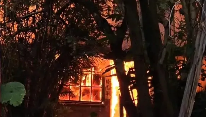 影/宜蘭慶和街木造民宅大火！8旬獨居翁明顯死亡　家屬悲痛：才準備安排去安養院