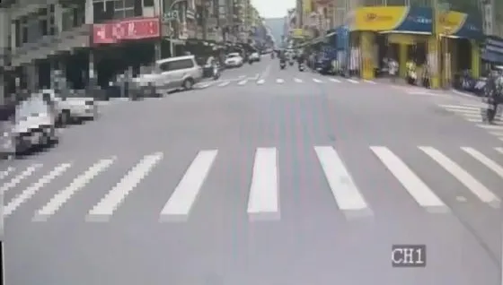 影/撞擊畫面曝光！高雄男攔車討債遭輾壓拖行30公尺　黑衣人圍聚引糾紛