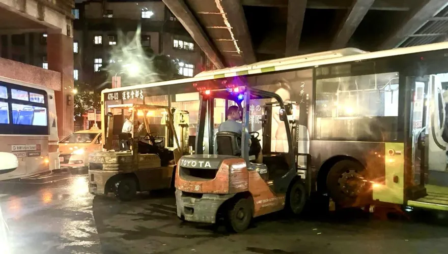 快訊/北市華中橋下公車車禍　7旬婦受困車底堆高機頂起公車救人