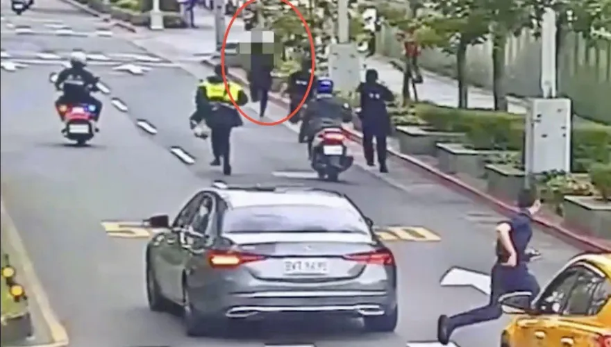 影/你跑不掉了！逾期居留越籍男見警棄車奔逃　4警街頭狂追壓制