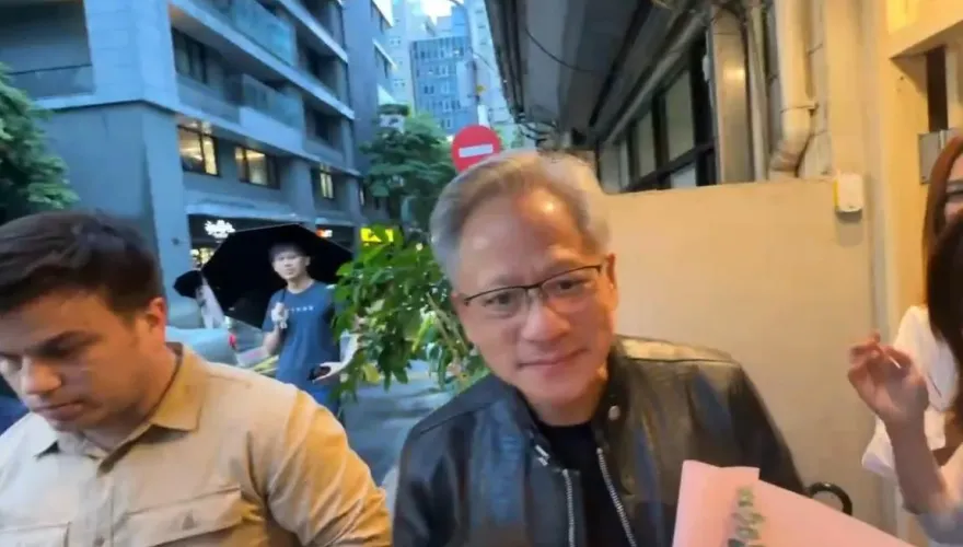影/重承諾的真男人！黃仁勳抽空訪私廚喝雞湯　桌上大方留800美金