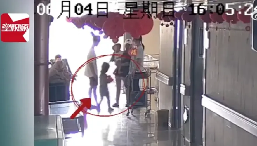 影/女童醫院走廊玩鬧...掉進開水桶重度燒傷　法院判監護人、院方等4方擔責