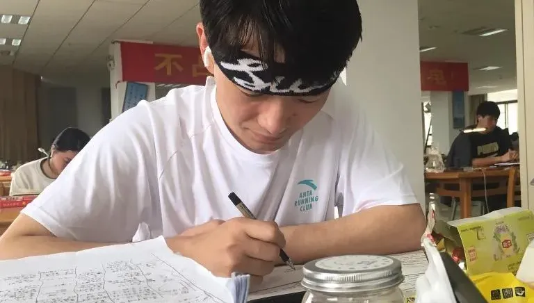 影/亡羊補牢？昔籲教改當「白卷英雄」後悔了　35歲陸男三戰高考遭酸炒作