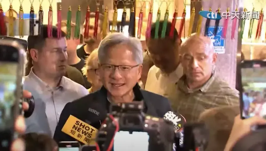 黃仁勳談AI盛讚核能是「理想潔淨能源」　粉專酸：綠粉敢出征嗎？