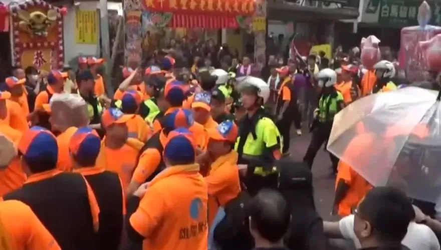 影/真「警」張！陣頭醉男亂嗆紅壇員工險釀衝突　新北600警坐鎮
