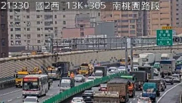 快訊/國道2號南桃園段「驚傳火燒車」！車流回堵5公里　警消急灌救
