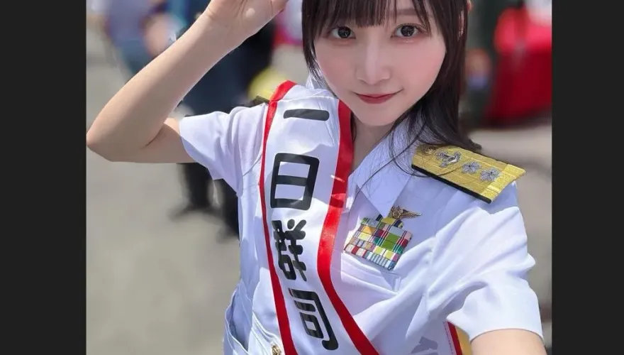 「正妹司令官」亞洲爆紅！純白軍裝美照瘋傳　真實身分是大學生藝人