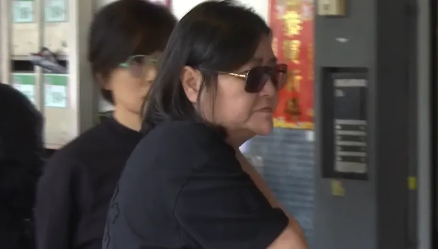 邱瓈寬喪母消瘦！駐足靈堂外3分鐘　看「奉花芳名錄」落淚