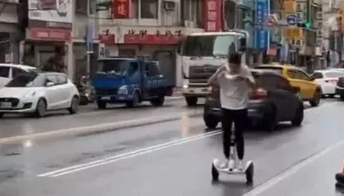 一心兩用？桃園男腳踩「電動平衡車」手捧泡麵吃　逆向耍帥遭警罰3600元