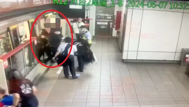快訊/北捷乘客失控！「持傘追婦」她大喊救命　出動捷警將人帶走