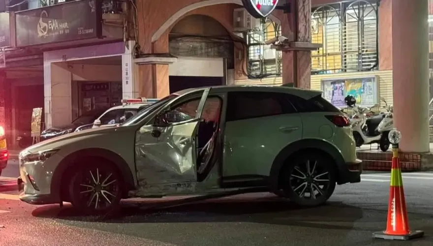 影/新竹路口車禍！派出所前汽機車相撞　騎士連人帶車噴飛