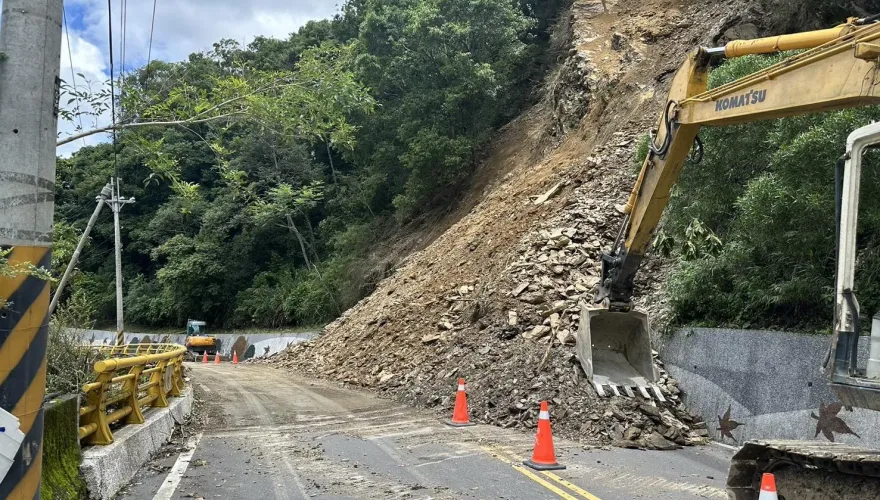 影/奧萬大道路崩坍緊急休園3天　八通關越道東埔段土石掩埋交通中斷