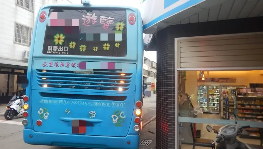 影/台中安親班遊覽車右轉小巷未注意！「扯掉」全家超商招牌　驚險瞬間曝