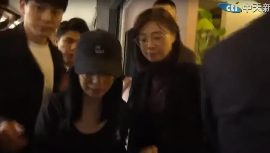 影/黃嘉千赴邱瓈寬母靈堂落淚！　張宇、楊貴媚、王振復現身弔唁