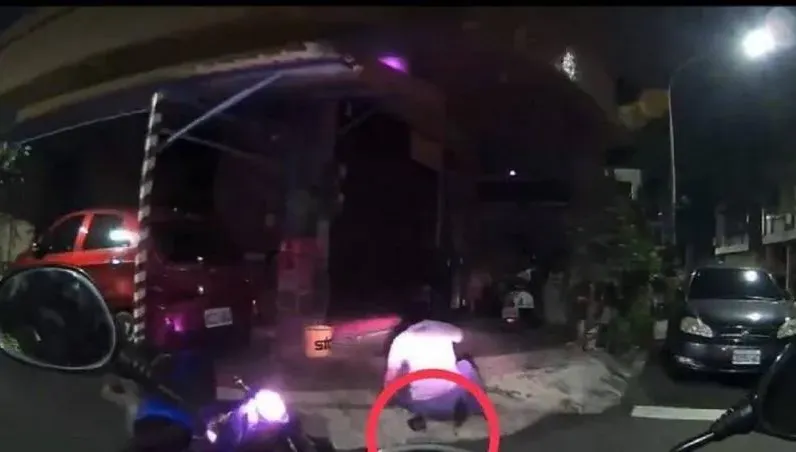 高雄毒犯無帽飛車甩警！沿途自摔不忘丟棄毒品　藏身衣櫃遭揪出