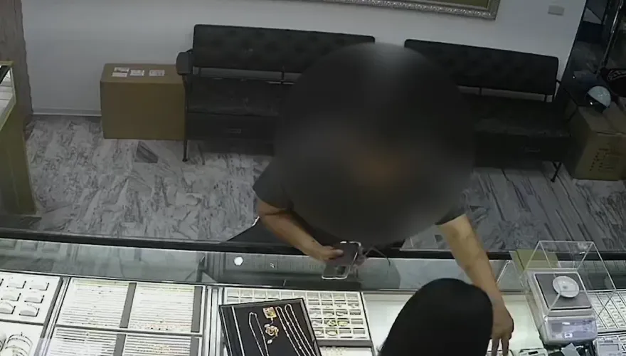 快訊/台中大里銀樓爆竊盜案！中年男偷走黃金墜子逃逸　警方追緝中
