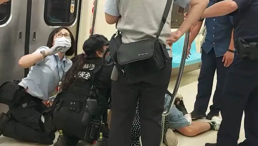 24歲男北捷紅線車廂內暴走！乘客合力制伏　驚險瞬間曝光