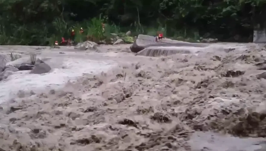 影/溪水暴漲！嘉義親水公園釣客受困　孤坐巨石遭滾滾泥水包圍