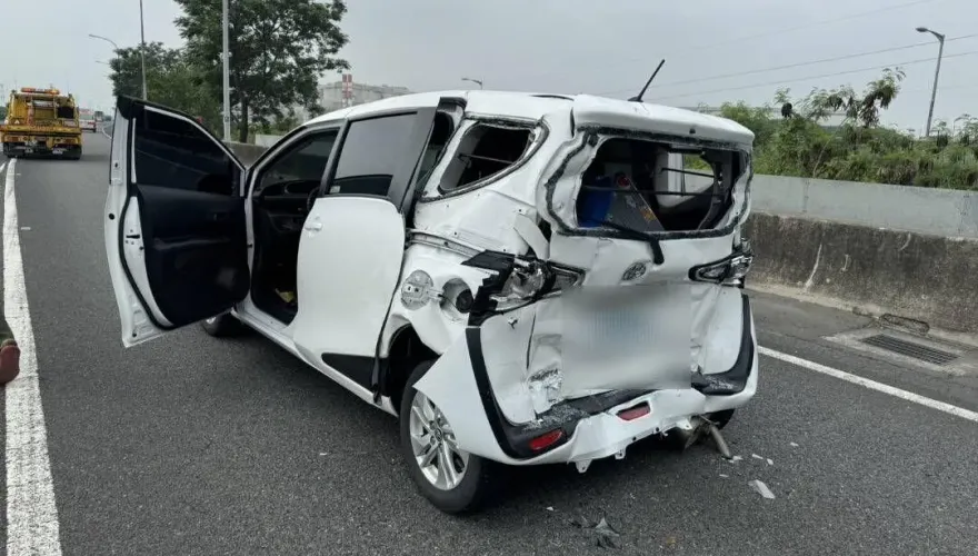 快訊/端午連假驚悚車禍！國1貨車追尾休旅車「屁股」慘凹　3童傷緊急送醫