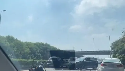 快訊/草屯交流道南下出口「4車撞一團」！小五男童噴鼻血、女駕駛頭暈　先後送急診