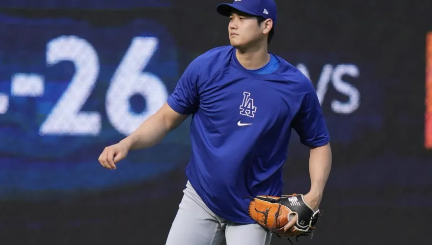 影/大谷翔平神操作！賽前練投「失手誤擊球迷」　親送簽名球陪禮