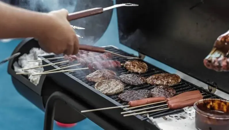 快訊/端午節前夕集體中毒！7人爽吃「炭火燒烤」　下秒慘進「高壓氧艙」治療