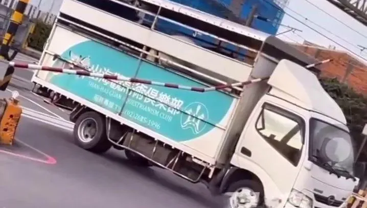 影/端午連假驚見絕命終結站！　鶯歌貨車卡平交道「硬撞柵欄」脫困