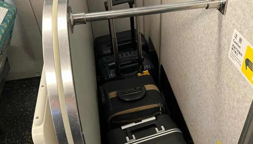 「小型登機箱」放大型行李置物區　兩派網友對罵：高鐵明明寫28吋優先